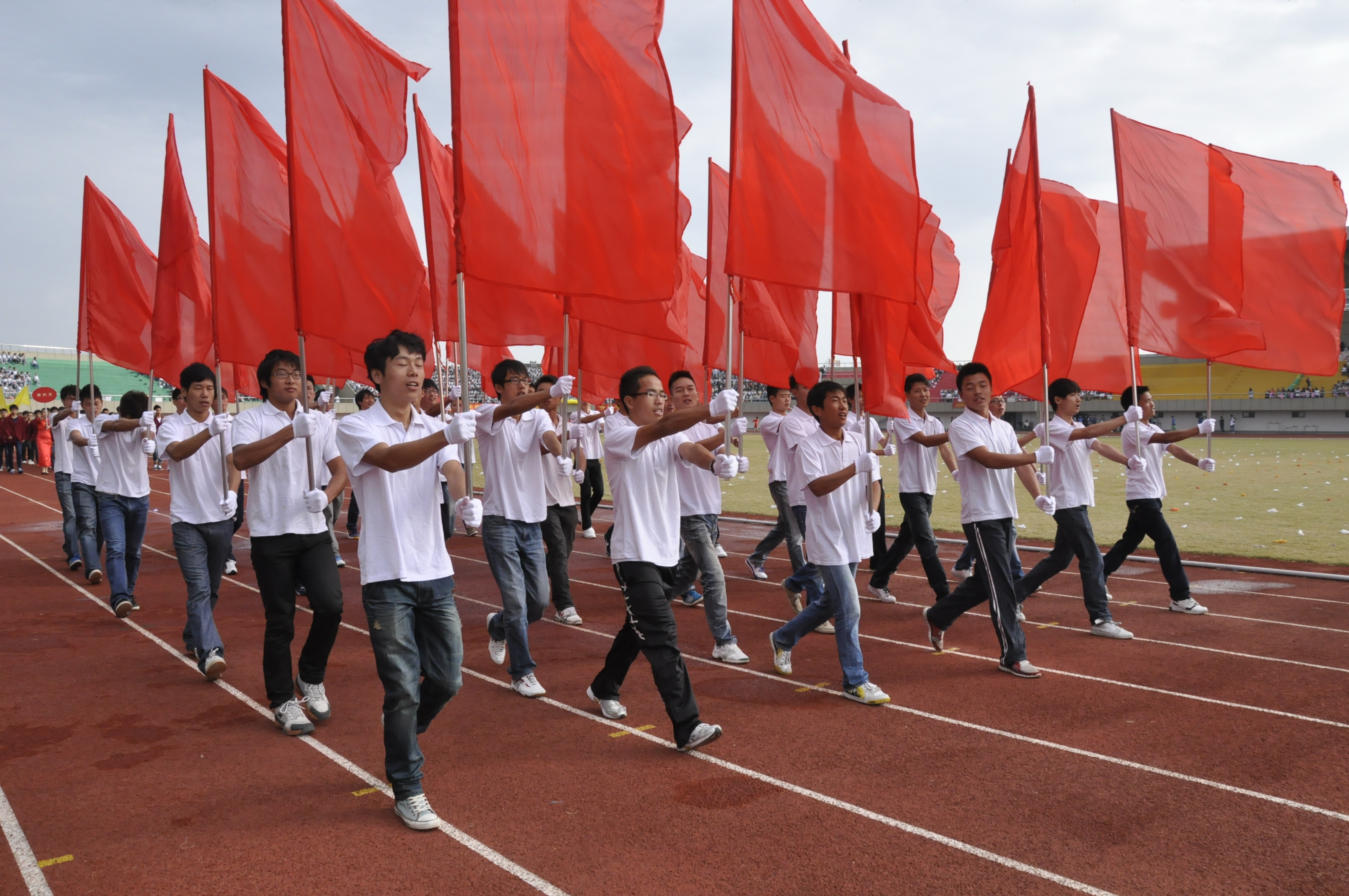 来自于体育学院的同学们组成仪仗队,昂首挺胸,踏步走来 来自于体育学院的同学们组成仪仗队,昂首挺胸,踏步走来